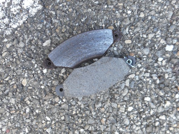 Comparez les nouvelles plaquettes aux anciennes, en contrôlant la forme générale, la hauteur, la largeur.