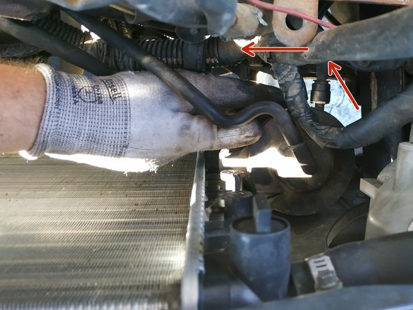 dévisser la vis de blocage du canister sur le radiateur (clé de 7mm)