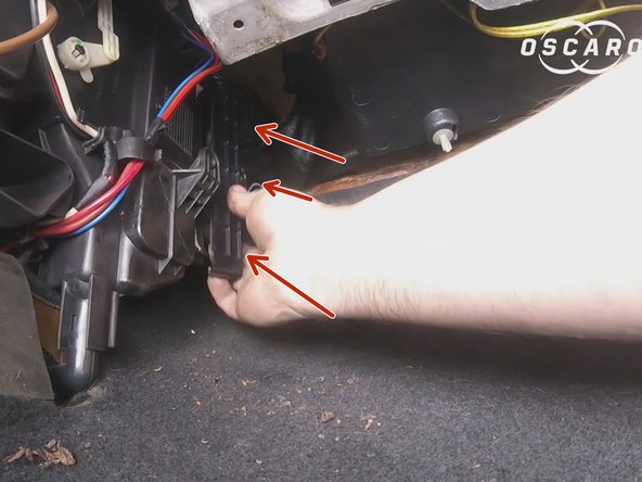 Repositionner le couvercle de la trappe