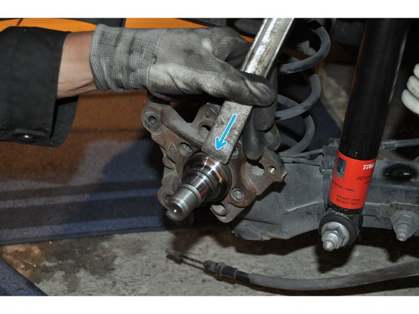 Si la bague intérieure du roulement reste sur l'axe, utiliser un burin pour l'écarter de l'essieu. Et utiliser à nouveau l'arrache moyeu pour la déposer complètement.