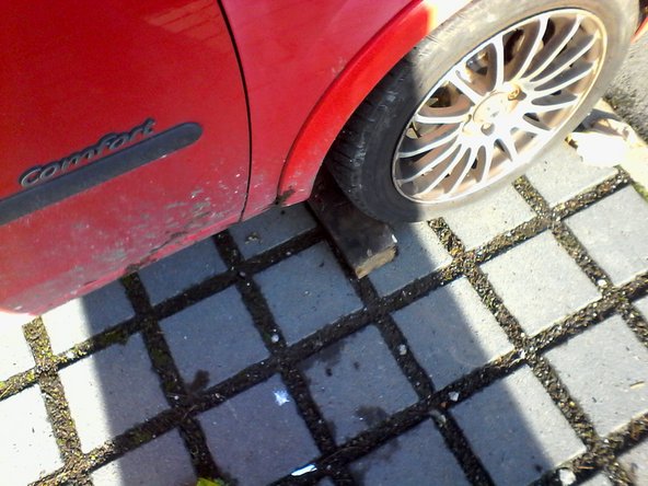 Mettre une cale en bois de chaque cotés de la roue avant