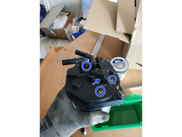 repositionner la prise électrique (1/4 de tour en appuyant) et visser les 3 vis de maintien, clé torx T15