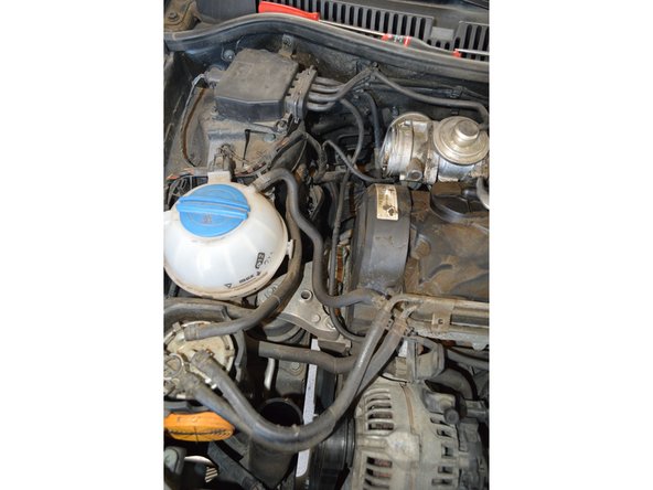 Déposer le tuyau d'air en retirant les deux clips