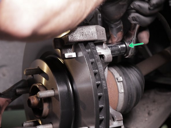 Bloquer les deux vis de la chape à l'aide de la douille de 18 et du cliquet