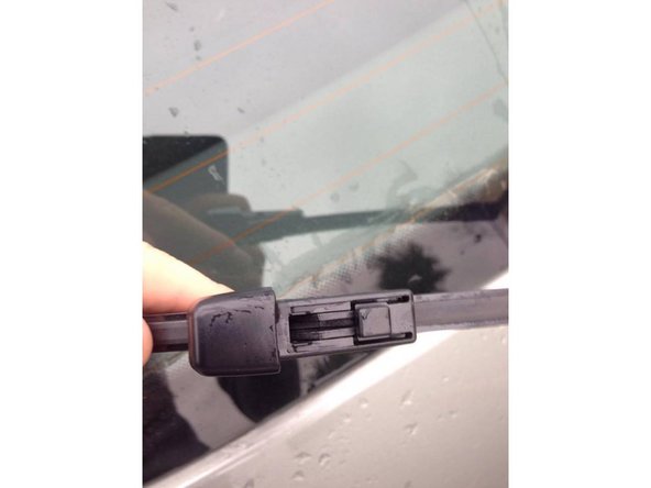 Pour placer le nouveau balai d'essuies glace, veuillez vérifier son sens puis faites le coulisser pour que le clips s’emboîte dans le bras.