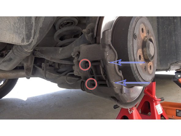 A l'aide d'une pince, retirer les deux petites goupilles (repère rouge).