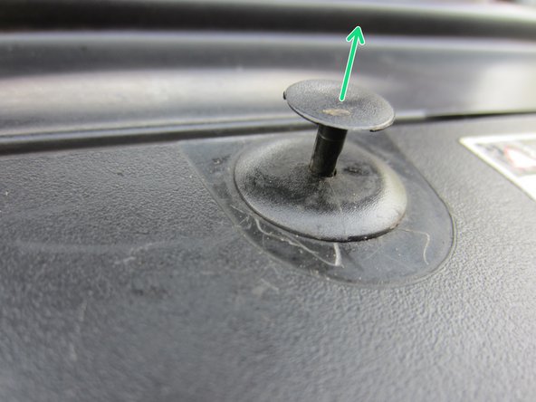 Glisser doucement un tournevis plat sous le clips