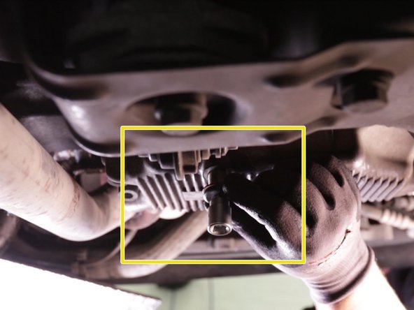 Revisser à la main le bouchon du carter puis serrer avec un cliquet et une clé à 6 pans de 8 mm