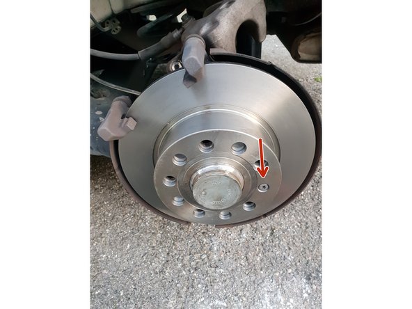 Une fois le nouveau disque en place, replacer la vis de maintient fournie avec le disque.