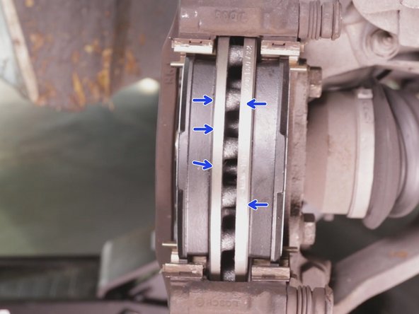 Bien coller les 2 plaquettes sur le disque de frein