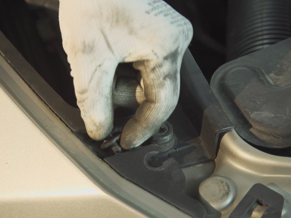 Retirer les agrafes restantes sur le pare-choc de la même manière