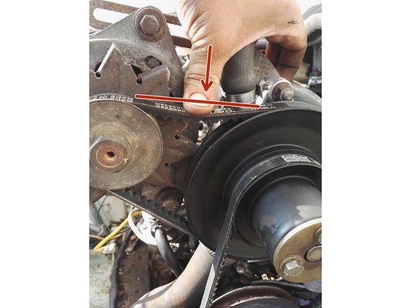 La tendre en &quot;écartant&quot; l'alternateur et resserer les 2 vis de fixations ainsi que celle de la patte de fixation sur la pompe à eau