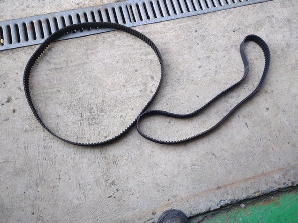 Comparer la nouvelle courroie (attention aux types de dents qui peuvent différer)