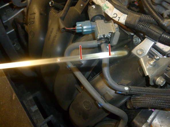 Faite chauffer le moteur 5 min et recontrôler le niveau.il faut reconnaître que la lecture du niveau d'huile n'est pas évidente.