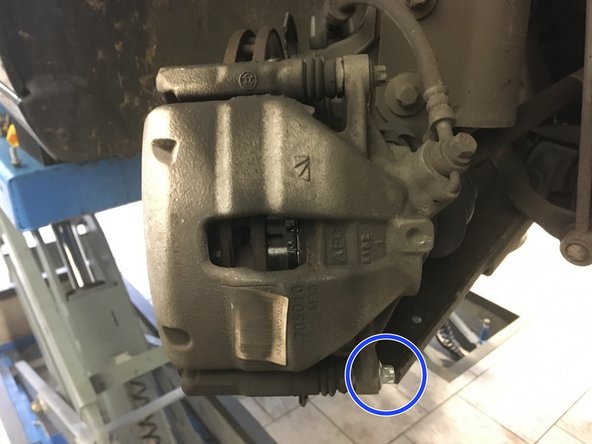 Visser la vis à l'aide du cliquet et de la douille de E17