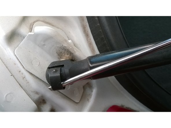 Soulever l'agrafe en métal à l'aide d'un tournevis plat.