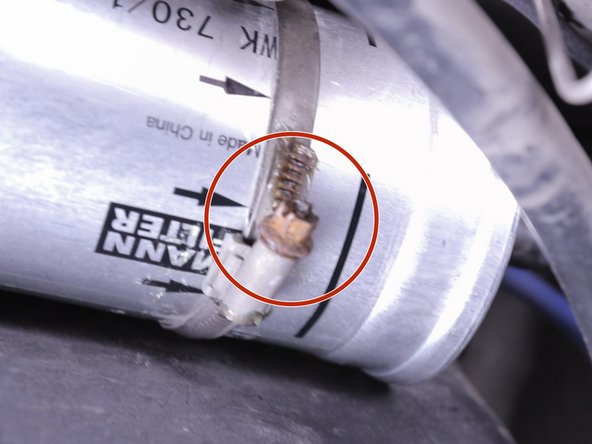 Revisser la vis du collier