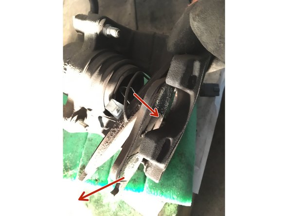 Retirez vos anciennes plaquettes simplement en tirant dessus (l’une est légèrement collée l’autre est maintenue par trois languettes métallique qui entrent dans le piston, tirez simplement dessus)