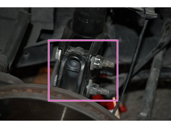 Serrer également l'écrou de fixation supérieure.