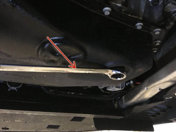 
Using the 21 mm flat wrench, unscrew the drain plug.
