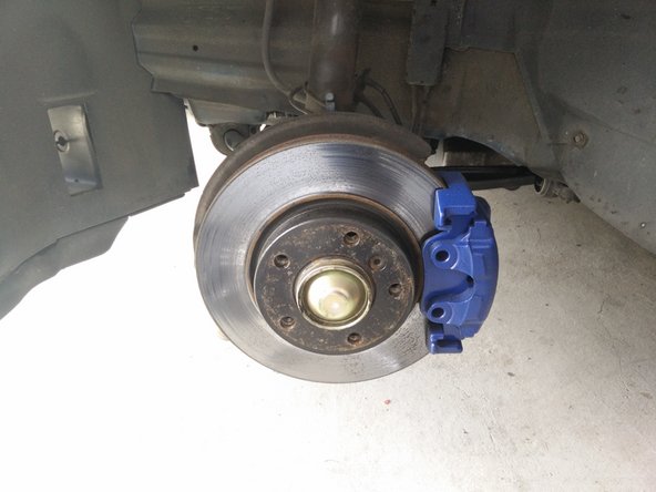 Retirer l’agrafe de l'étrier à l'aide d'un tournevis