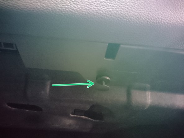 Pour ce faire, insérer un tournevis entre les 2 parties du pion puis tirer sur la partie centrale