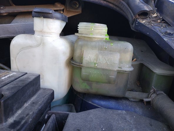 moteur froid, on fera le niveau de liquide de refroidissement une dernière fois