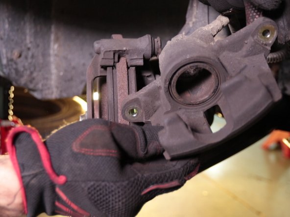 Afin de ne pas abîmer le flexible de frein, accrocher l'étrier au ressort