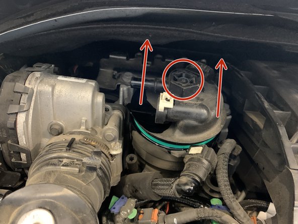 Ouvrir le filtre à carburant à l'aide d'une clé plate de 24