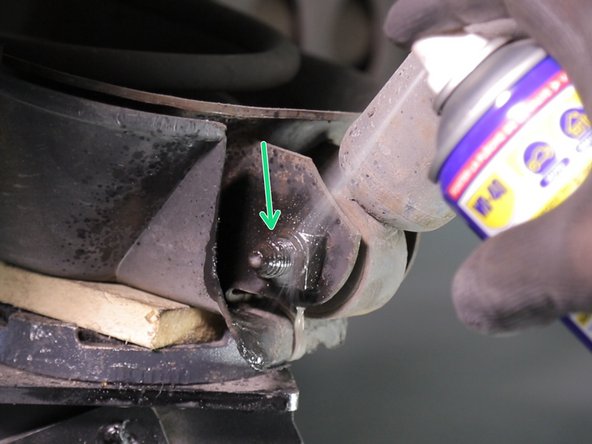 Desserrer la vis du bas de l'amortisseur