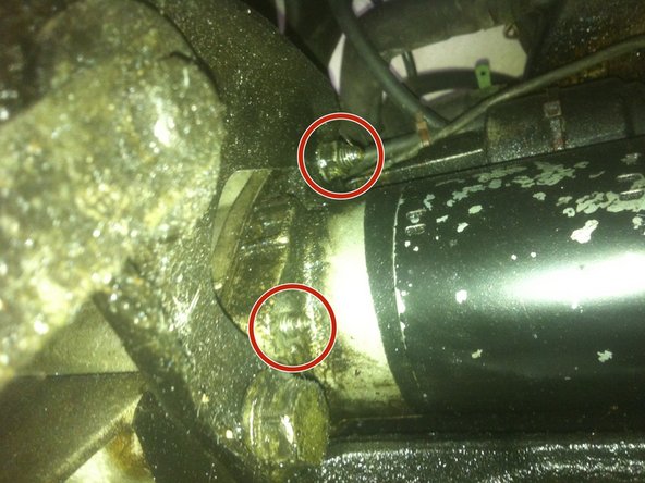 Pulvérisez du dégrippant/lubrifiant sur les vis.