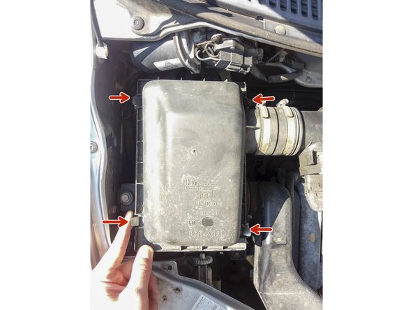 Remettre les 4 clips de fixations sur le couvercle pour fermer la boite à air.