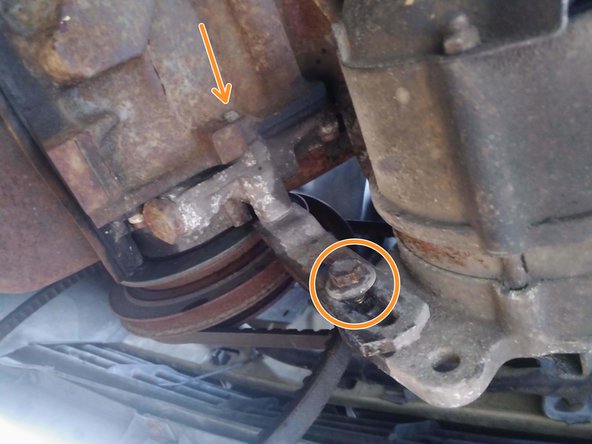 Desserrer légèrement les deux axes du guide de tension