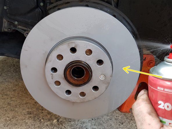 Vous pouvez enduire la face du moyeu avec un peu de graisse cuivrée afin d'éviter que le disque ne &quot;colle&quot; et ainsi faciliter un futur démontage.