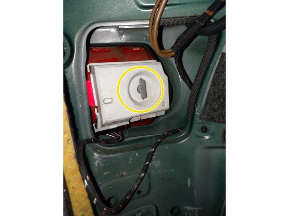 Remettre le cache dans le feu arrière