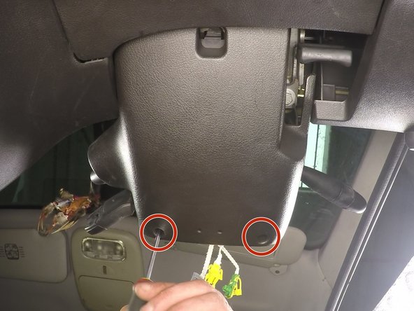 Desserrer les deux vis se trouvant dans la coquille inférieur du volant à l'aide d'un torx T20, ces vis ne se retirent pas