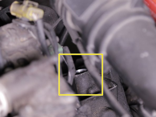 Retirer avec une clé de 17 le bouchon de mis à l'air libre au dessus de la boite de vitesse