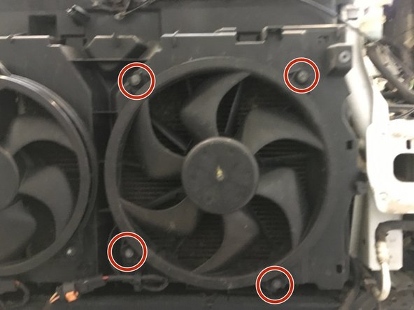 Retirer les 7 vis des deux ventilateurs