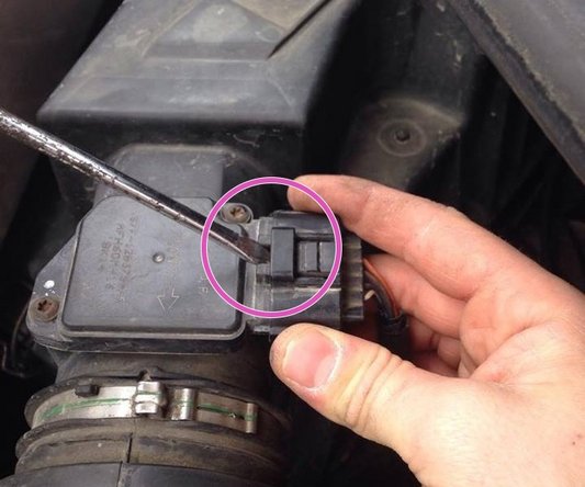 Débranchez le deuxième connectique électrique à l'aide d'un petit tournevis plat  pour plus de faciliter, appuyez fortement dessus puis tirer vers l'extérieur pour l'enlever.