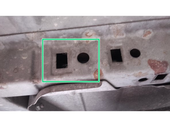 Le kit est livré avec des écrous cages qui se positionnent directement dans les trous du chassis.