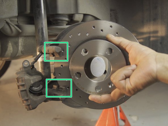 Reposer le nouveau disque sur le moyeu en faisant attention à ne pas l'endommager sur la chape