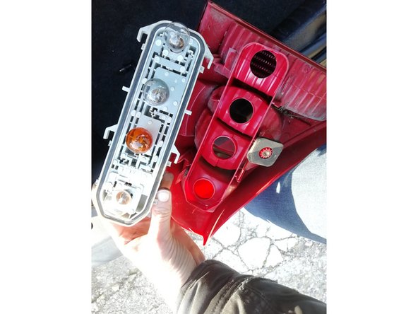 Replacez la platine dans le bloc en faisant attention aux ampoules.