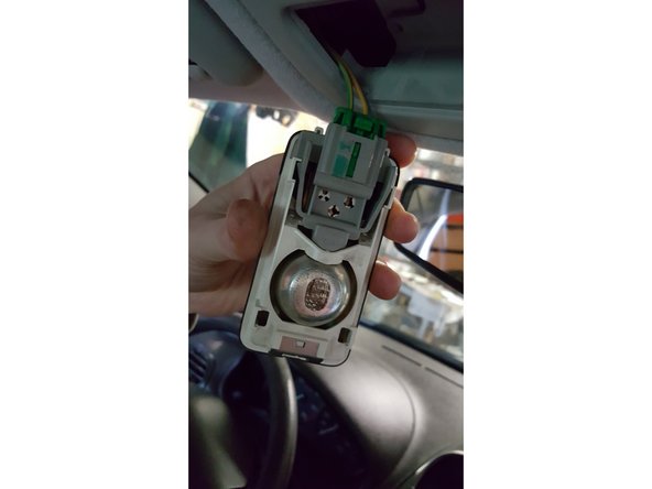 Glisser le côté gauche du plafonnier puis venir le clipser du côté droit