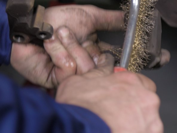 Brosser à la brosse métallique ces emplacements