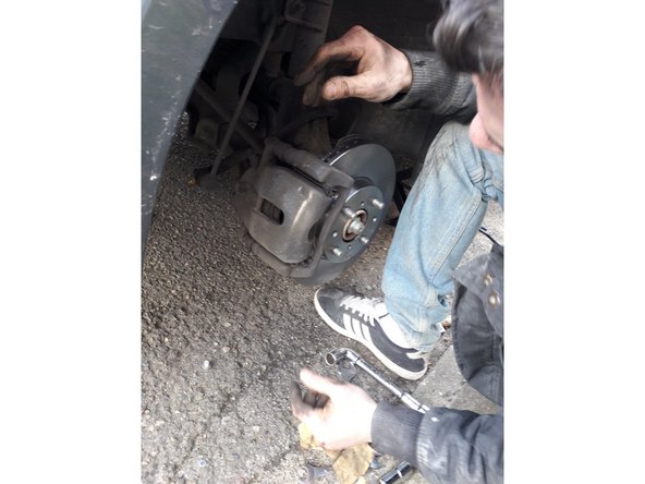 Revisser les vis à l'aide de la clé à pipe de 17 mm (commencer par celle du haut)