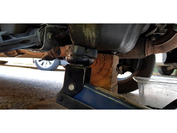 Le but étant de soulager la force exercer sur le support moteur sans forcer pour ne pas désaxer la vis du trou taraudé dans lequel elle est vissée.