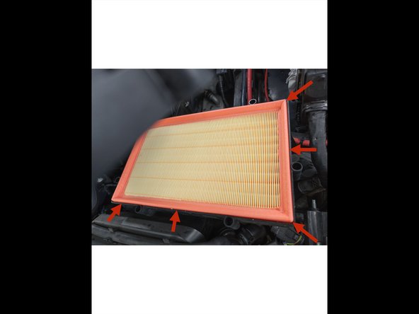 
Le couvercle ne se retire pas totalement, il reste connect&eacute; &agrave; la dur&eacute;e d'admission d'air, il y a largement la place de changer le filtre.
