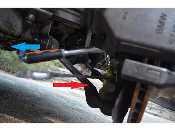 Dévissez l'écrou et retirez-le. Le bras sort facilement en faisant des va-et-vient de l'intérieur vers l'extérieur avec le disque de frein.