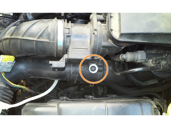 Avec le tournevis torx T35 desserrer la vis