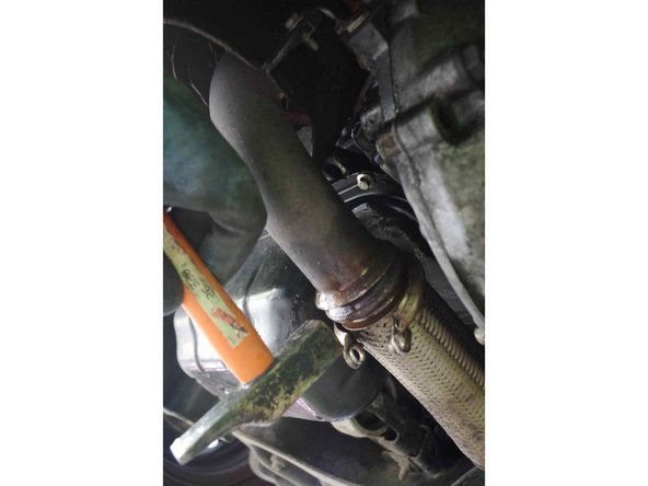 La méthode : lubrifiant et coup de marteau ! Tout ça est bien collé, avec la calamine en plus, il ne faut pas hésiter à y aller ! (attention toutefois à ne pas déformer le tube !)